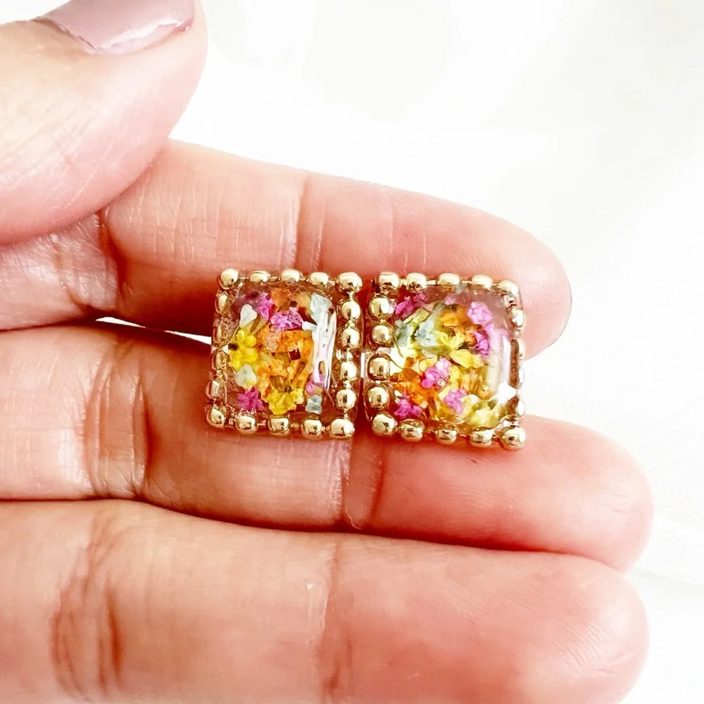 Pressed Dried Flower Resin Square Shape Stud Earrings - Picture 5 of 6